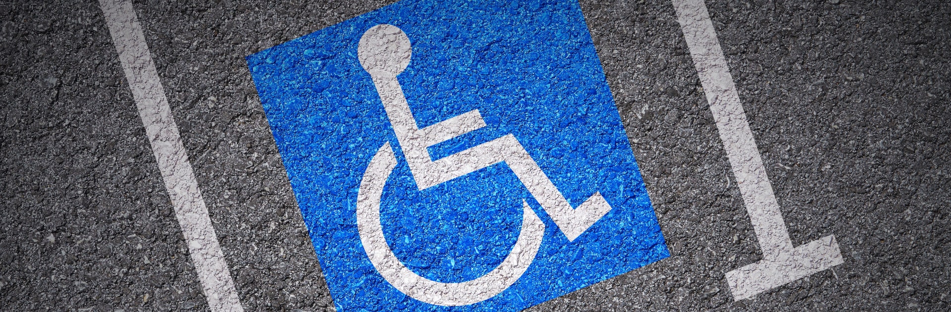 Cajones especiales en estacionamiento